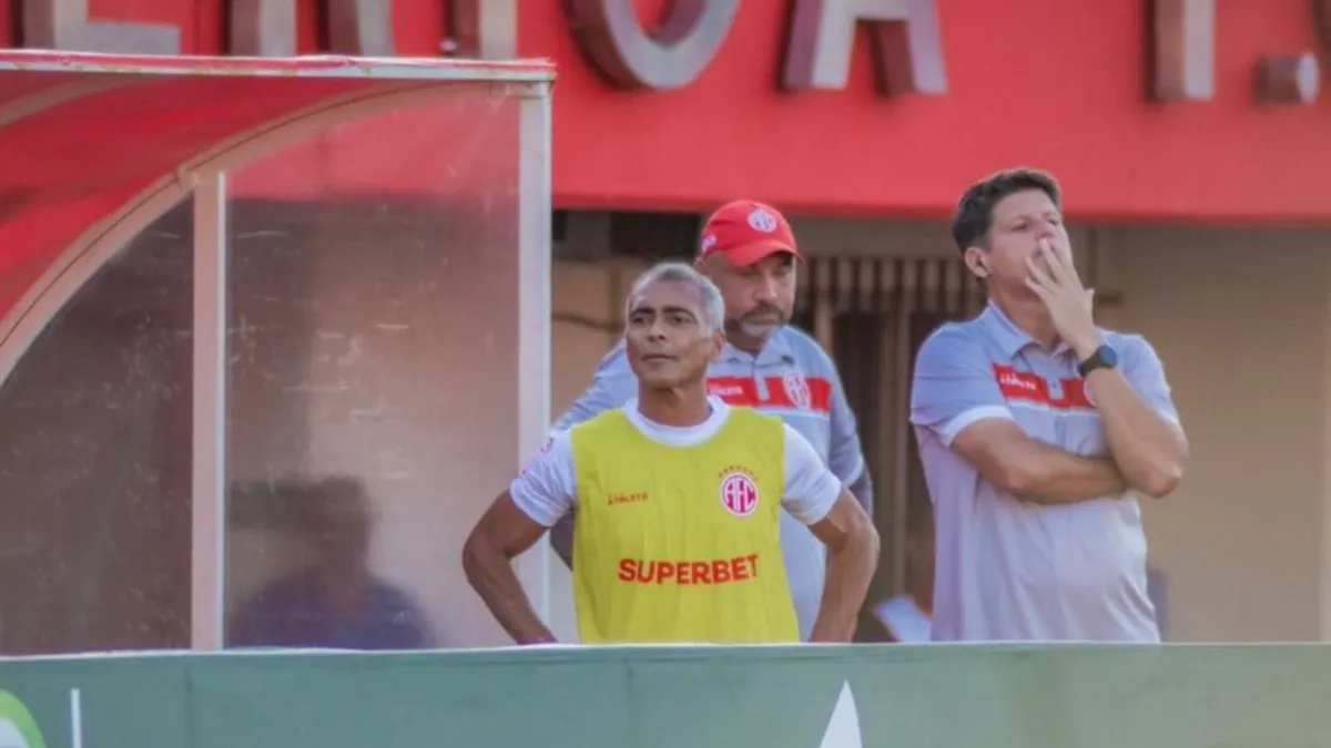 Romário não entrou mais uma vez e no final, cobrou equipe pelo mau resultado