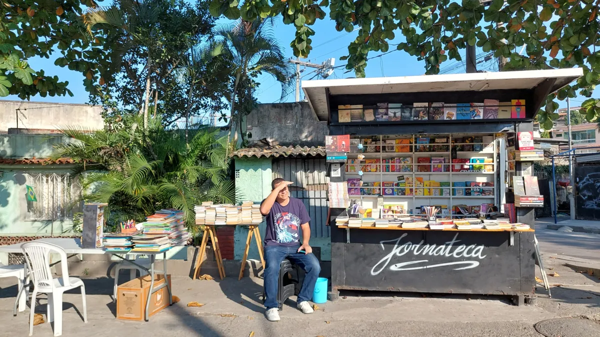 O projeto "Jornateca" precisa de doações para comprar tendas com o objetivo de manter a biblioteca solidária protegida do sol