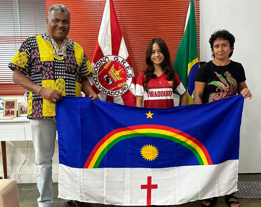 Brunna esteve no barracão da Viradouro, na Cidade do Samba, acompanhada pela mãe e pelo professor João Monteiro