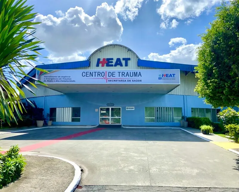 A vítima foi socorrida ao Hospital Estadual Alberto Torres (HEAT)