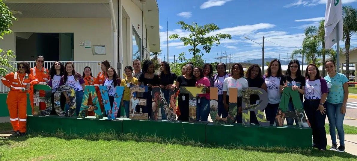 Oriundas das periferias e recém-formadas no Projeto Jovem Aprendiz, adolescentes e jovens participaram de uma visita guiada por profissionais e conheceram o trabalho das mulheres em diferentes áreas de atuação no Complexo de Energias Boaventura