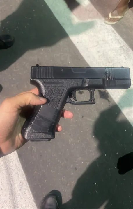 Na abordagem, a polícia encontrou um simulacro de pistola