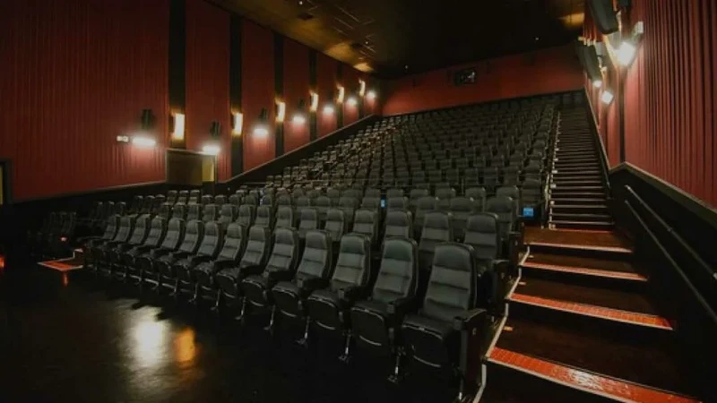 Os jovens foram retirados de uma sala de cinema por suspeita de estarem fumando maconha