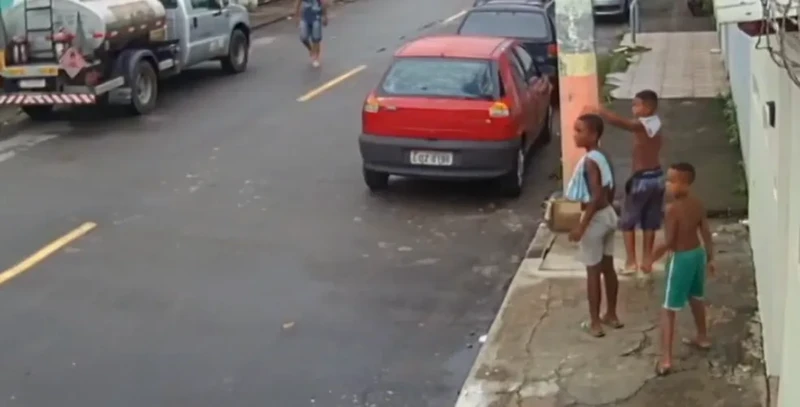 Na denúncia, consta a informação de que os meninos sempre estavam juntos e andando pelo bairro