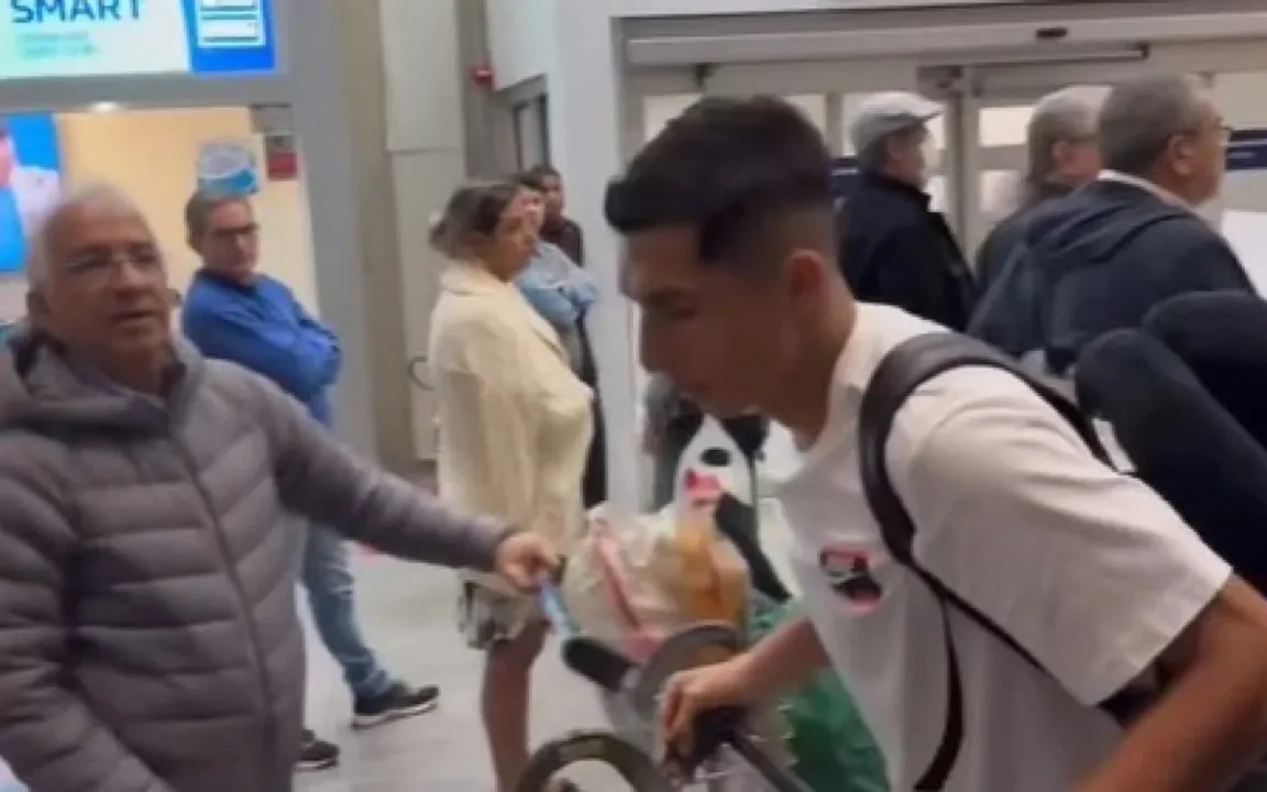 Na sua chegada ao Aeroporto do Galeão, o colombiano não parou para dar entrevista