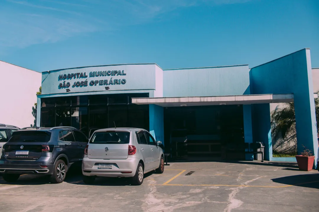 Militares do Corpo de Bombeiros realizaram o resgate dos feridos, levando-os ao Hospital São José Operário