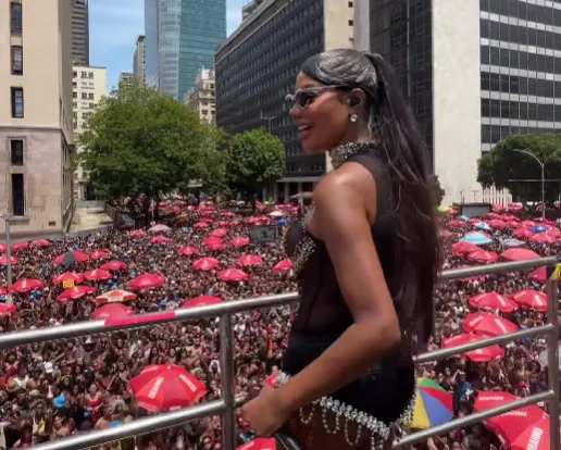 "Tinha muita gente passando mal com o calor", justificou cantora após encerrar evento