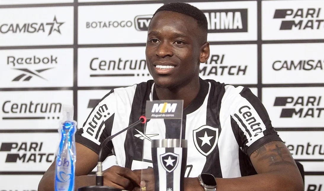 Luiz Henrique em sua apresentação oficial pelo Botafogo