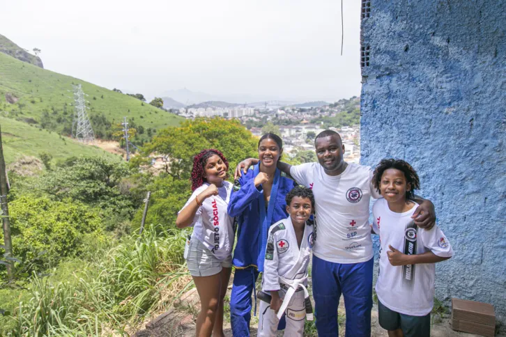 O "Lutadores da Fé" oferece aulas de jiu-jitsu, muay thai, reforço escolar e atendimento social e psicológico