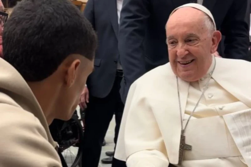 Luva compartilhou registro da benção recebida pelo Papa no Vaticano
