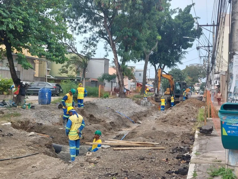 Funcionários do consórcio trabalham nas obras do MUVI