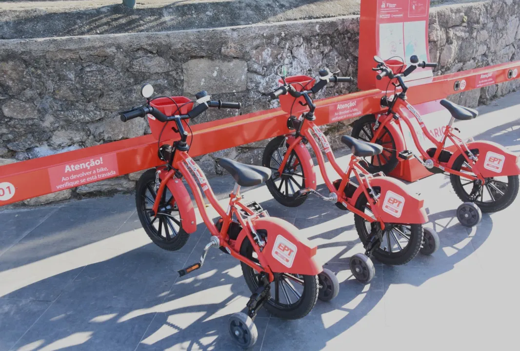 A reserva das bicicletas infantis é feita da mesma forma, pelo aplicativo “Vermelhinhas EPT”, disponível nas plataformas Android e iOS