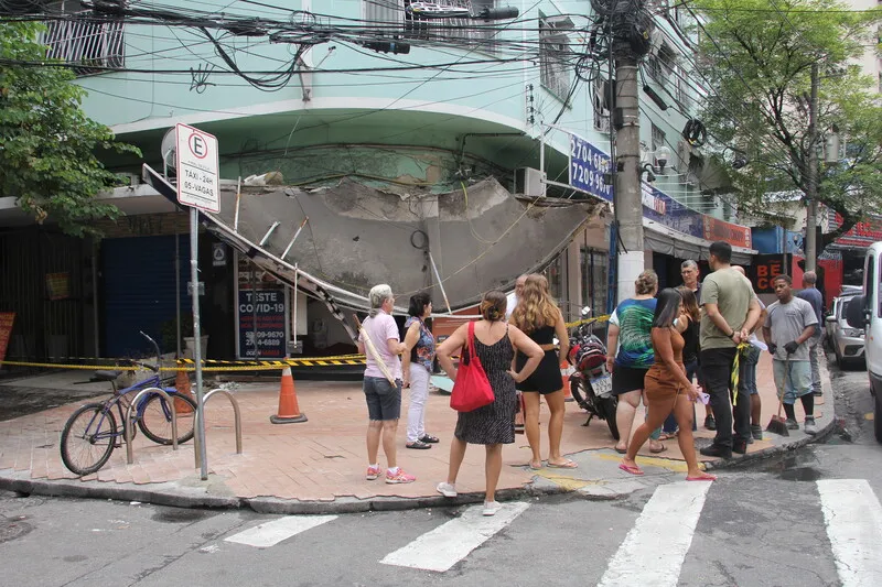 A Defesa Civil interditou o local do desabamento, e os danos já estão sendo avaliados