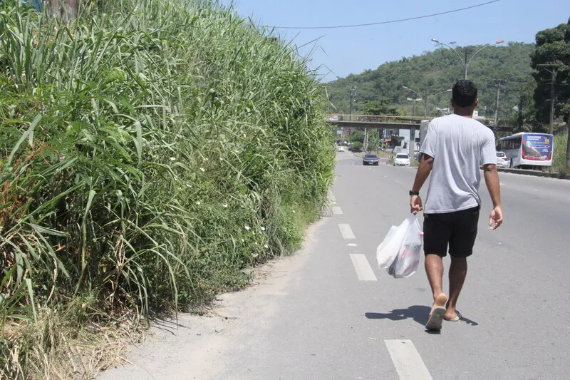 Pedestres precisam se arriscar caminhando pela rodovia