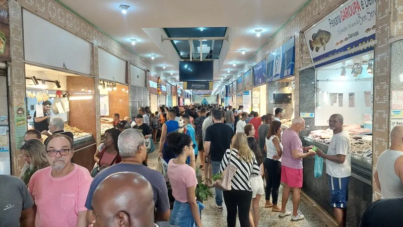 Clientes acordaram cedo para garantir peixe fresco para almoço da Sexta-feira Santa