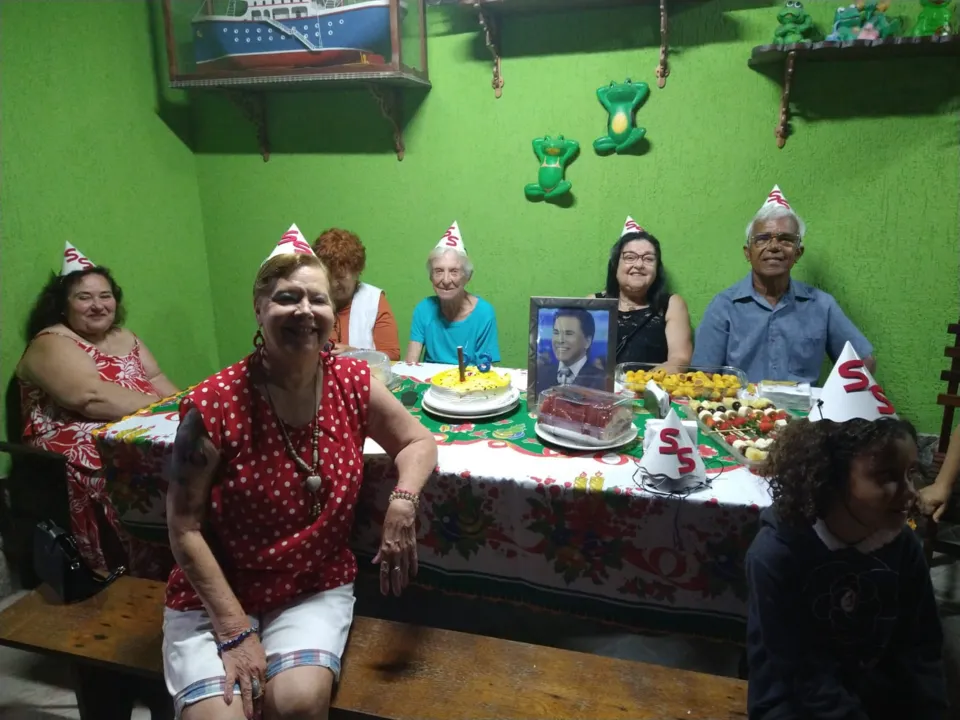 Erilda Bittencourt reúne a família e amigos todos os anos no dia 12 de dezembro para comemorar o aniversário de Silvio Santos