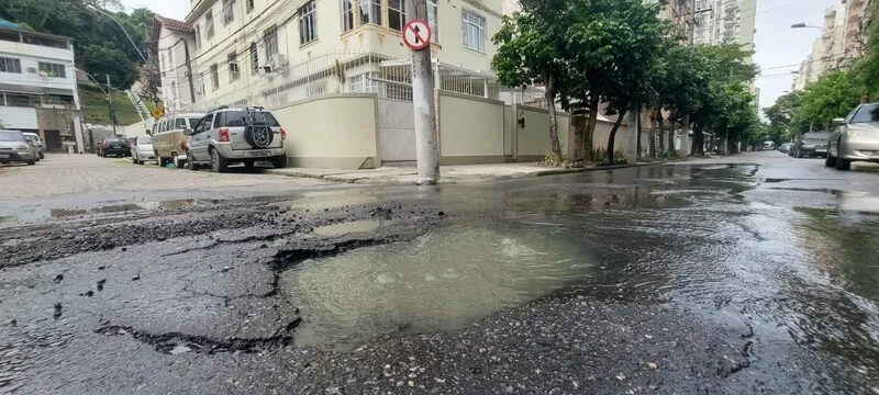 Buraco foi causado pelo vazamento de um esgoto na rua