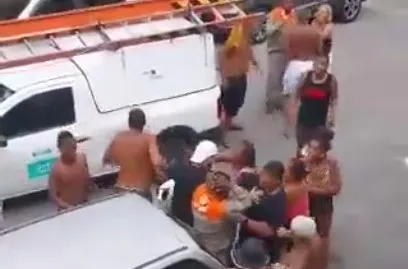 Equipe foi cercada por moradores em Deodoro