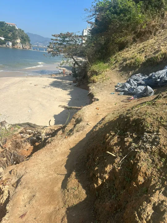 As últimas chuvas fizeram parte da encosta ceder, dificultando o ir e vir no local