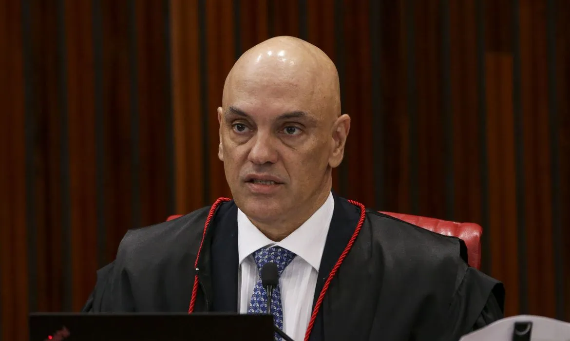 Moraes intimou bilionário a apresentar representante legal do X no Brasil, sob pena de suspensão da rede