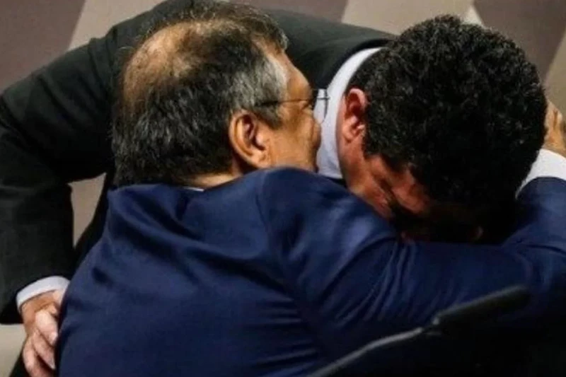 Após inúmeras trocas de farpas, Sérgio Moro e Flávio Dino se cumprimentaram calorosamente