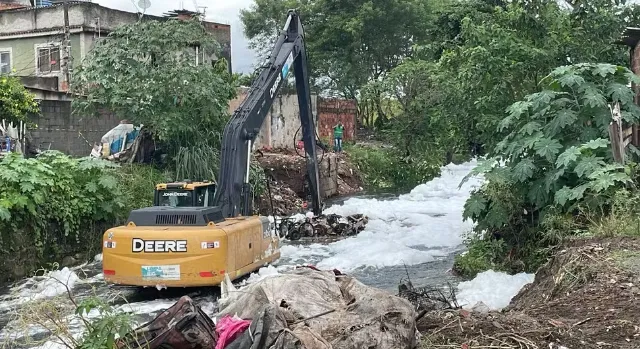 Máquina fez limpeza do leito do Rio Sarapuí depois do desabamento de casa em Nilópolis