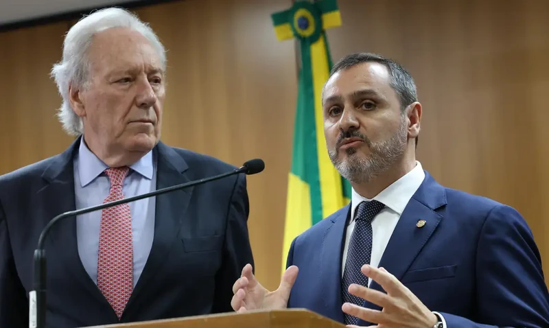 Ministro da Justiça e Segurança Pública, Ricardo Lewandowski, ao lado do diretor geral da PF, Andrei Rodrigues