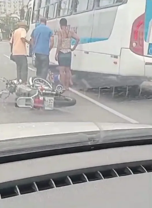O acidente foi gravado por um motorista que passava no local