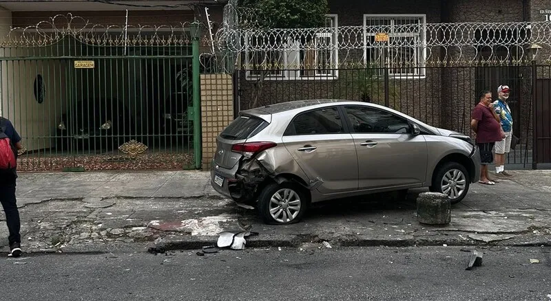 Carros foram danificados durante a perseguição