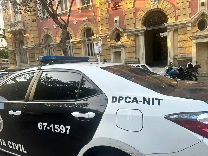 Mulher foi presa por agentes da DPCA de Niterói