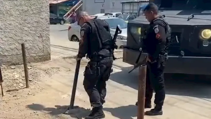 Agentes visitaram comunidade para remover barricadas