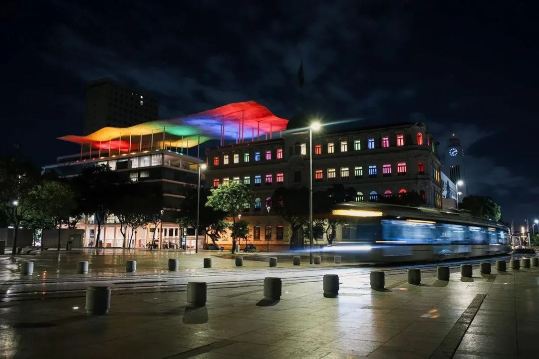 Museu iluminado com as cores da bandeira  LBGTQIA+