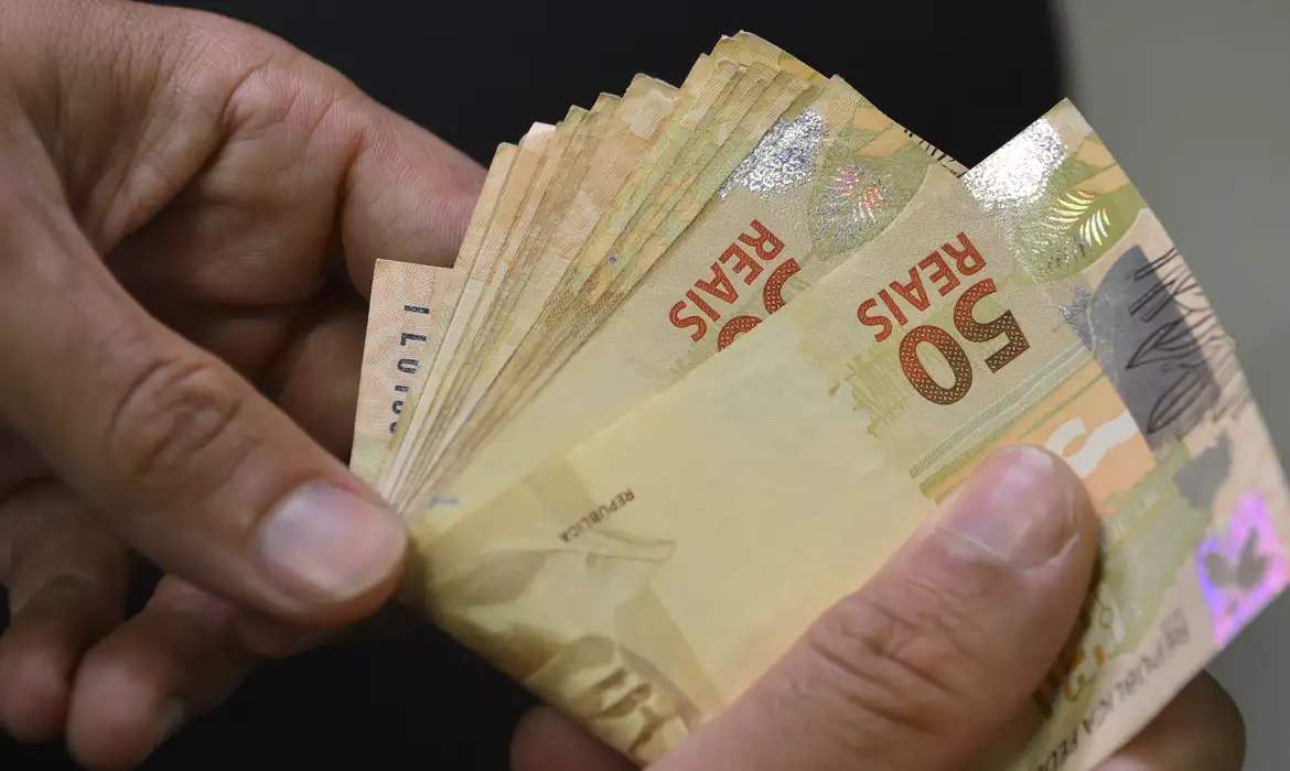 Além de isenção para até R$ 5 mil, medida também prevê redução para quem ganha até R$ 7.350