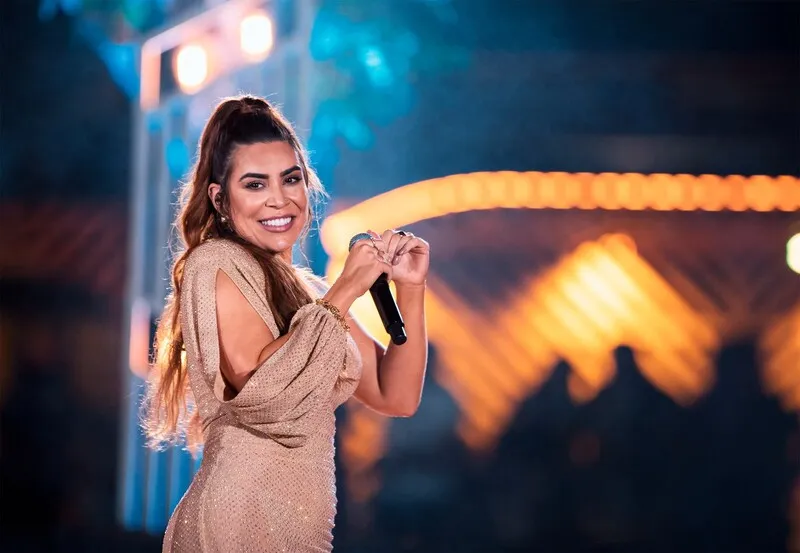 Naiara é a voz por trás dos hits 'Ex do seu atual' e 'Avisa que eu cheguei'