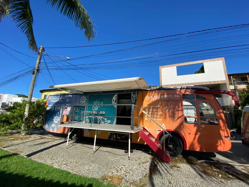 Alunos de unidades da rede pública de ensino de Niterói receberão a visita da Nave Educacional Enel, um ônibus adaptado com recursos audiovisuais