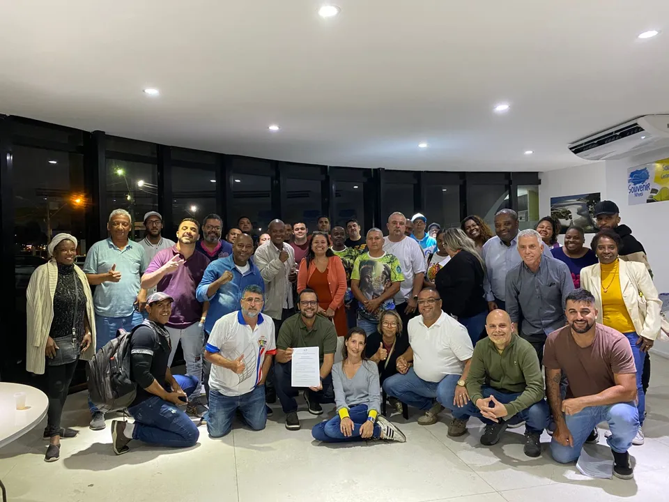 Os sambistas na reunião do sorteio