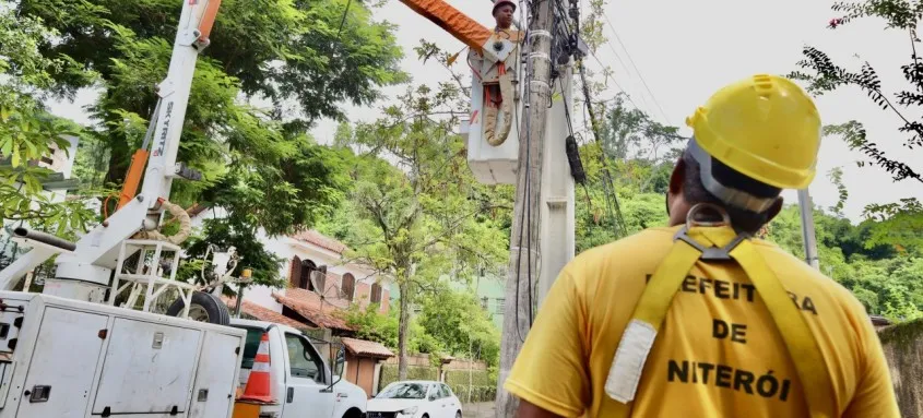 Funcionários da Prefeitura de Niterói auxiliam na operação de retirada de postes e fiações expostas