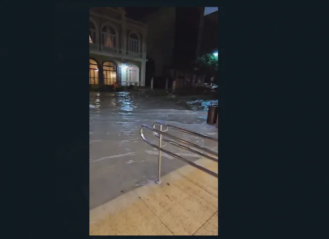 Entrada do Plaza Niterói ficou completamente alagada