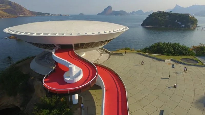 O MAC Niterói fica localizado no Mirante da Boa Viagem