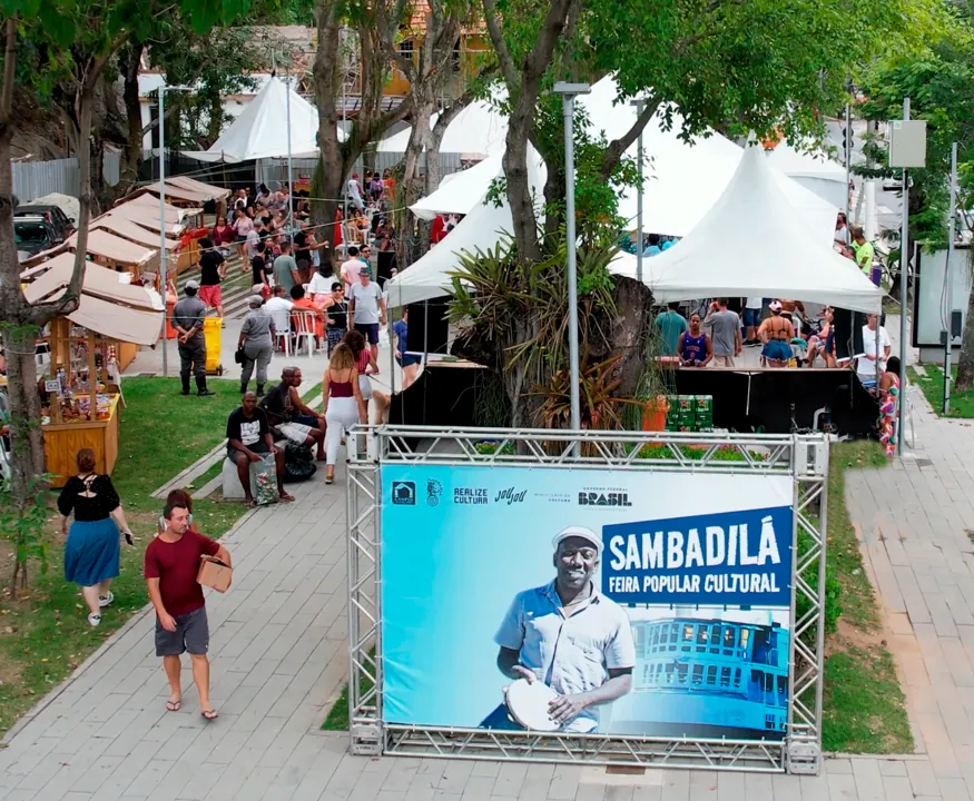 A finalidade é revitalizar a praça, recentemente reformada, localizada em frente ao emblemático edifício do Castelinho