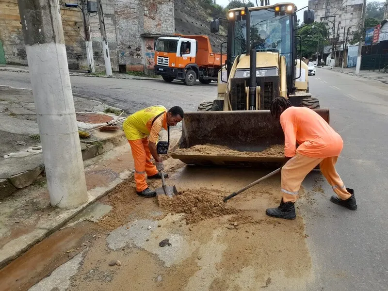 Equipes realizaram serviço de limpeza para minimizar os impactos das chuvas da última madrugada
