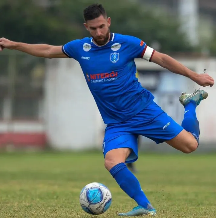 O meia Bruno Gallo, ex-Vasco, foi um dos destaques na goleada aplicada sobre o Santa Cruz, nesta segunda (27)