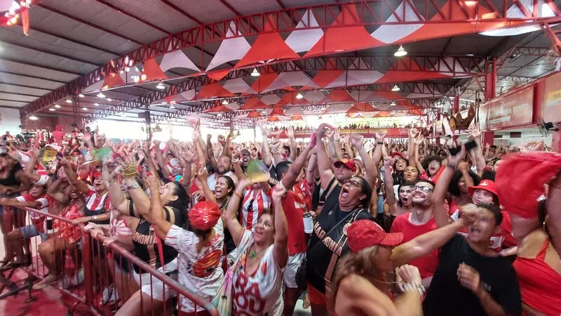 Sambistas de Niterói comemoram título na quadra superlotada