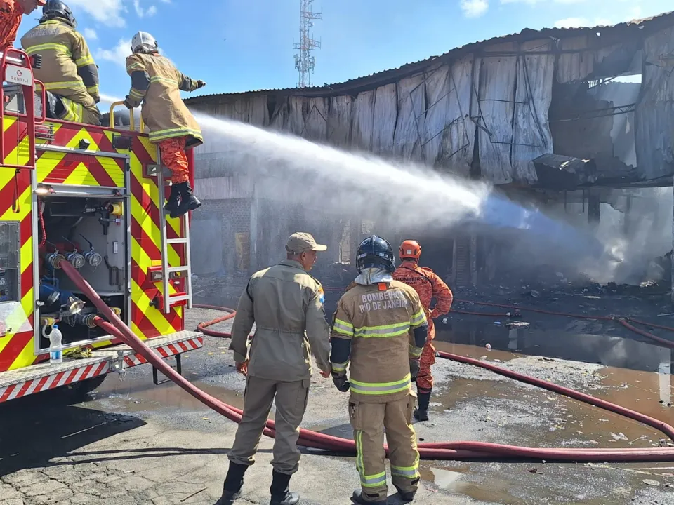 Novos focos de incêndio atingem depósito no Ceasa do Colubandê, em São Gonçalo