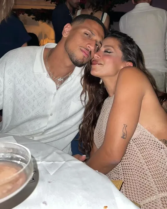 O casal teria se conhecido em uma festa depois do jogo do NFL