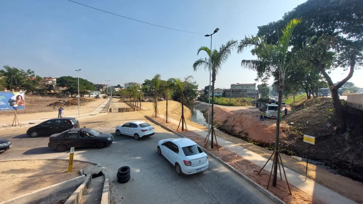 Obras de drenagem e pavimentação estão sendo feitas na Rua Capitão Juvenal Figueiredo