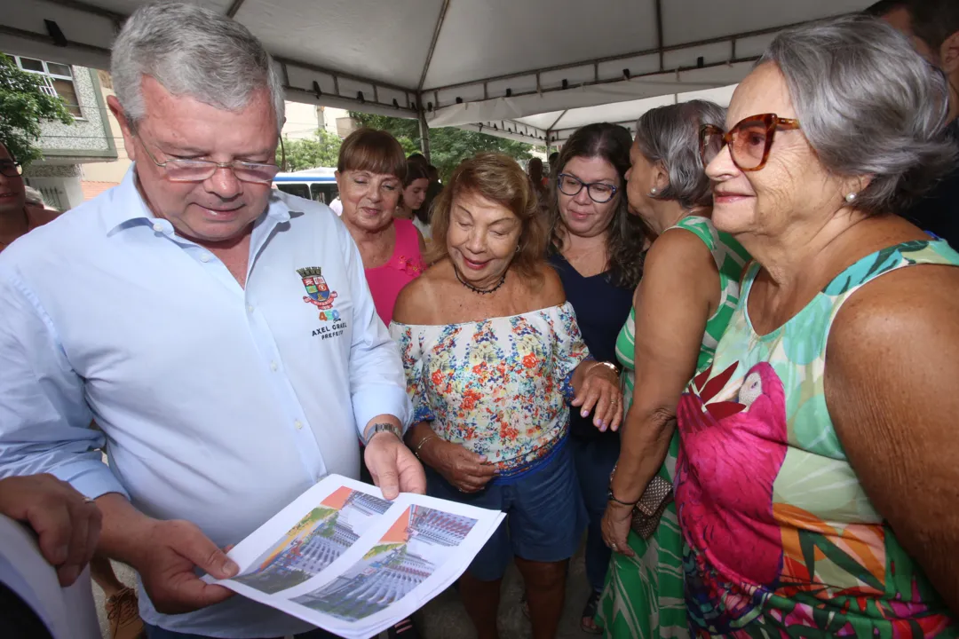 A cerimônia de assinatura da ordem de início contou com a presença do prefeito Axel Grael