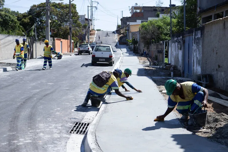 Obras de drenagem e pavimentação avançam no Bairro Colinas, em São Pedro da Aldeia