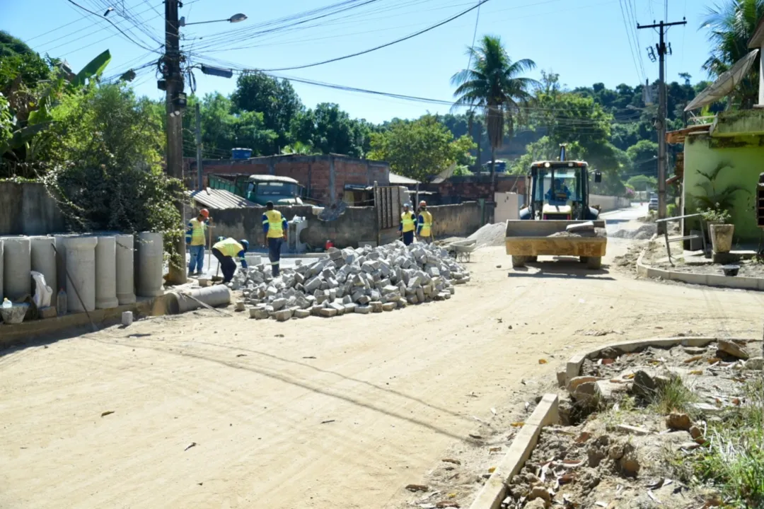 Melhorias de infraestrutura viária acontecem em 12 ruas do bairro Guararapes. Investimentos ultrapassam os R$5 milhões