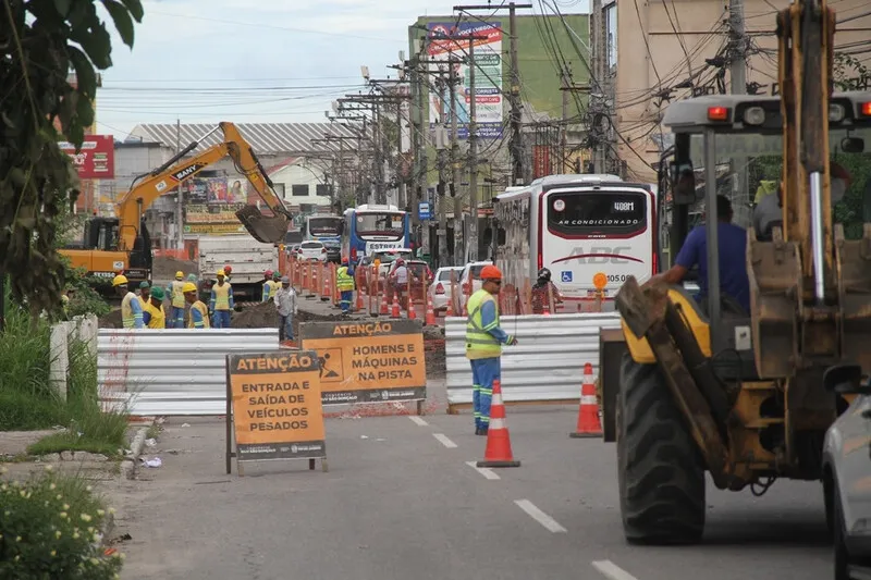 Trecho da Avenida Presidente Kennedy tem faixas interditadas